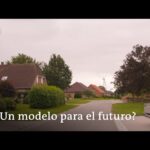 una carretera con árboles en un entorno rural