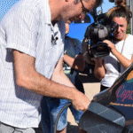 hombre echando biometano en un vehículo