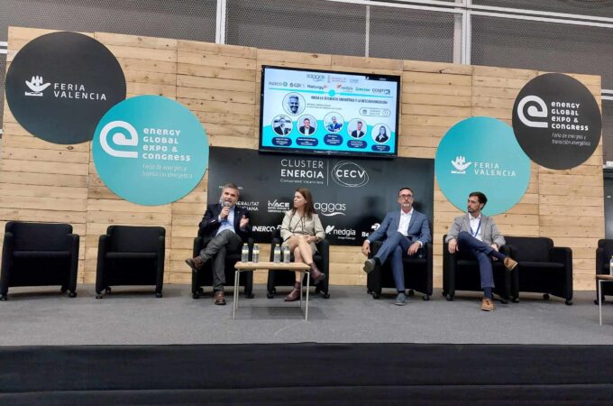 varios ponentes sentados durante la realización de una mesa de debate en Energy Global Expo & Congress 2023