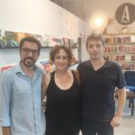 dos hombres y una mujer posando para una foto en la presentación de dos libros en una librería de Valencia