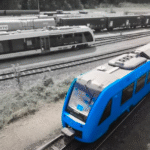 tren de color azul que funciona en Alemania con hidrógeno renovable