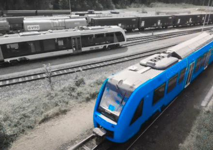tren de color azul que funciona en Alemania con hidrógeno renovable