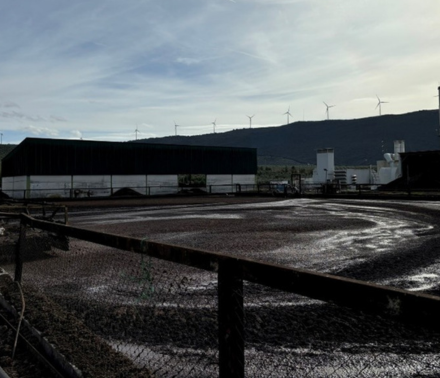 balsa llena de alperujo situada en una orujera