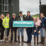 Familia Gildea junto al digestor de biogás instalado en Riverview Farm, su explotación lechera ecológica en Galway, Irlanda.