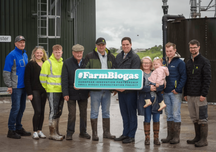 Familia Gildea junto al digestor de biogás instalado en Riverview Farm, su explotación lechera ecológica en Galway, Irlanda.